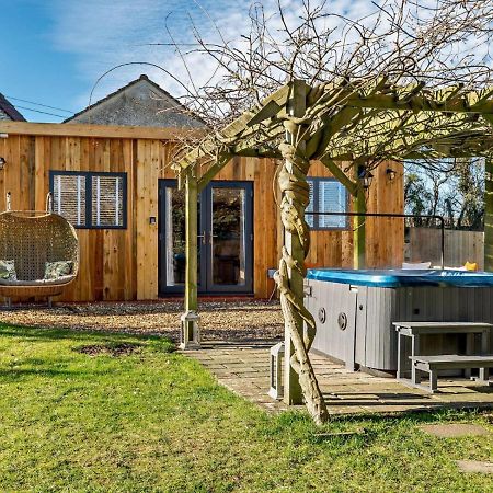 Log Cabin Near Bath Чипенъм Екстериор снимка