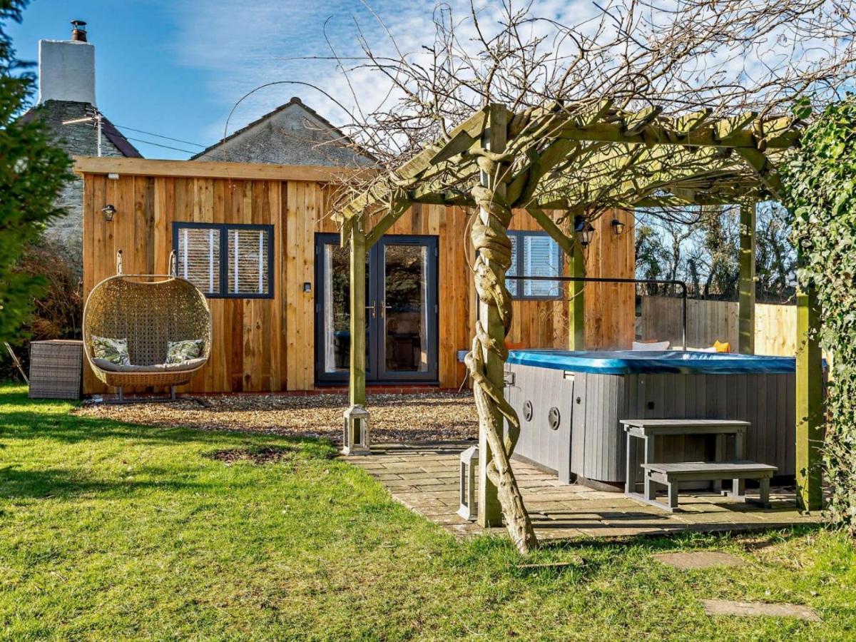 Log Cabin Near Bath Чипенъм Екстериор снимка